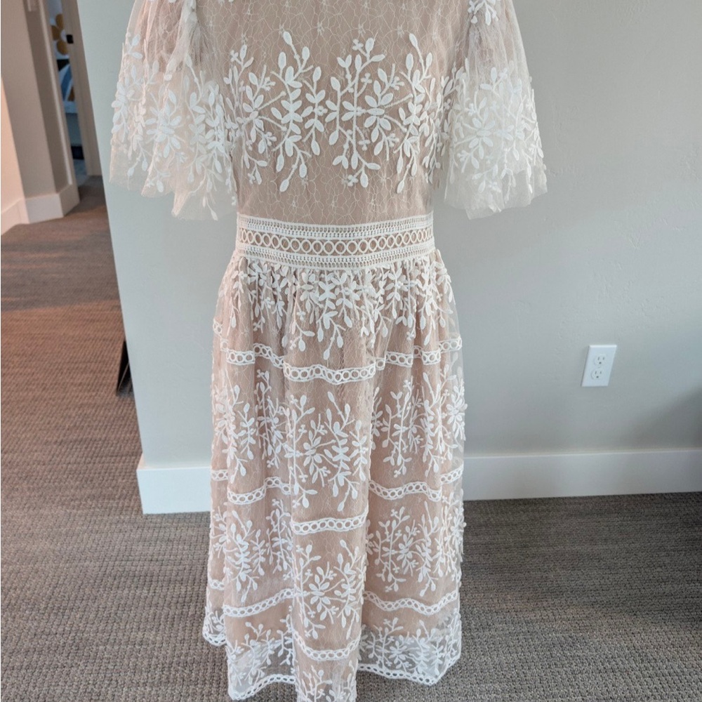 Ivy City Co Cream Lace Dress

SICILY DRESS - CHAMPAGNE LINING